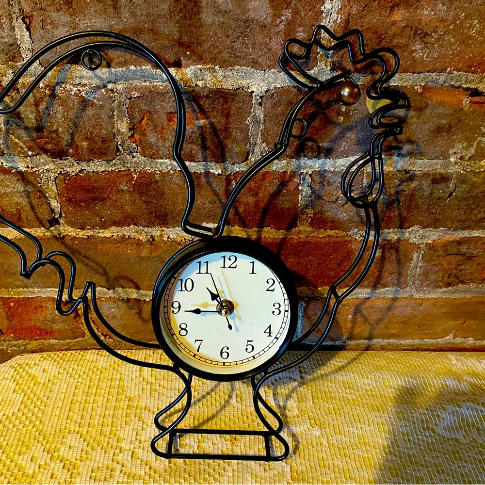 Black metal chicken clock.